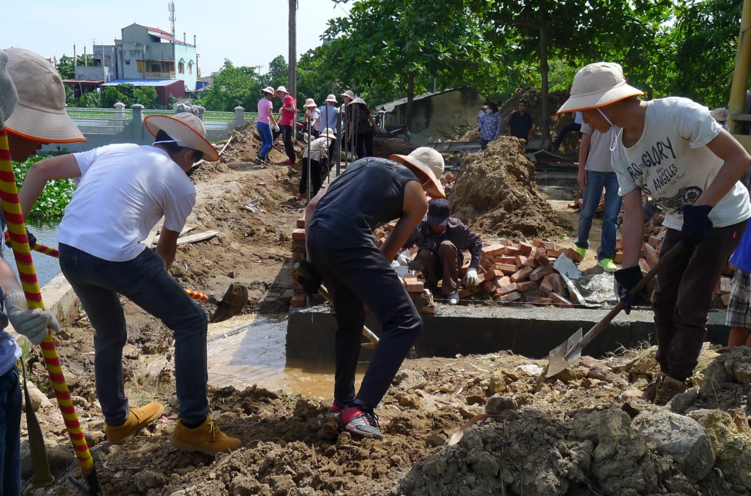 Students helped the local construction workers for ground excavation