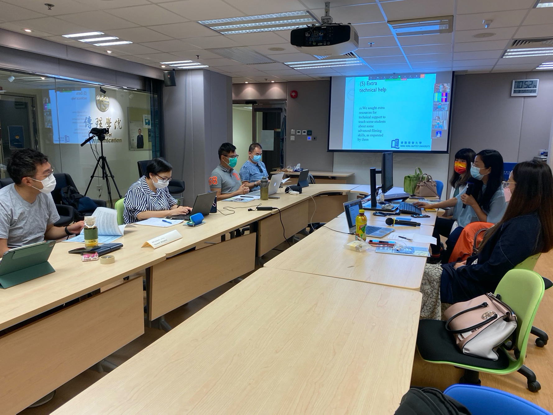 A colleague Bonnie Chiu was invited to share her experience of supervising a General Education Capstone project with onsite and online CoP members participating